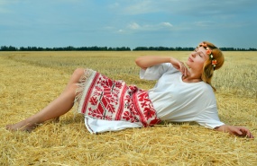 欧美田园风美女人体摄影图片